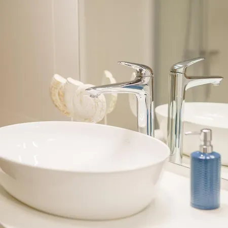 Pearl Lila Aparthouse 로고보